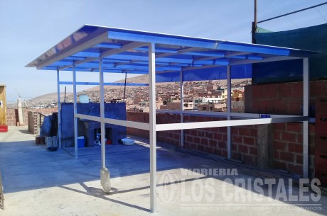 ESTRUCTURA DE ALUMINIO CON POLICARBONATO AZUL