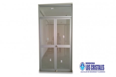 Puerta de Vidrio con aluminio